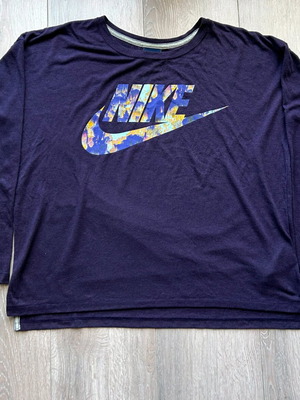 Women's top Nike like new, purple with pattern, size XS