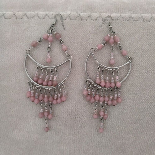 Chandelier earrings faux silver with pink stones in very good condition