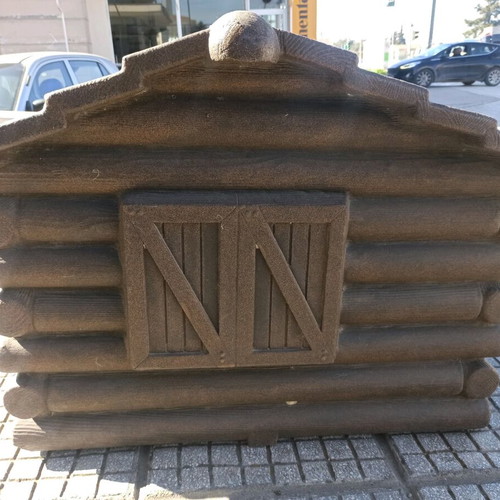 Dog house like new, small/medium size, brown plastic
