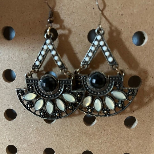 Boho earrings like new, hanging with nice design black and gray