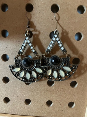 Boho earrings like new, hanging with nice design black and gray