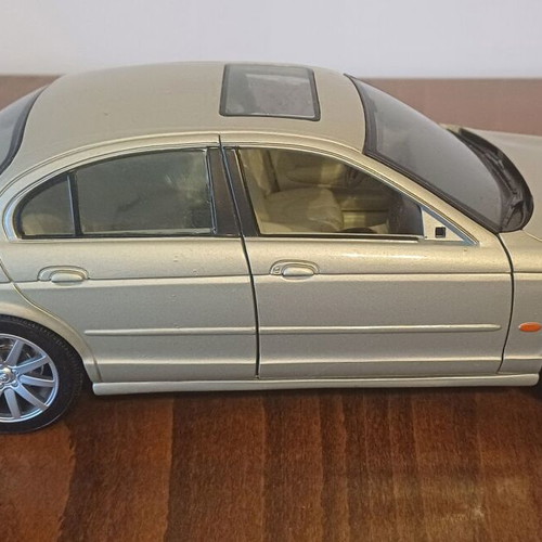 Maisto Jaguar S-Type 1/18 used model car with minor wear