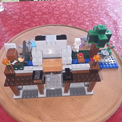 LEGO Minecraft The Wolf Stronghold set 21261, 312 pieces