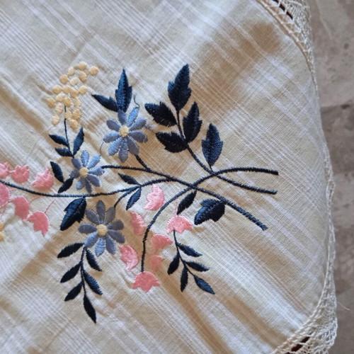 Embroidered lace square vintage decorative piece like new