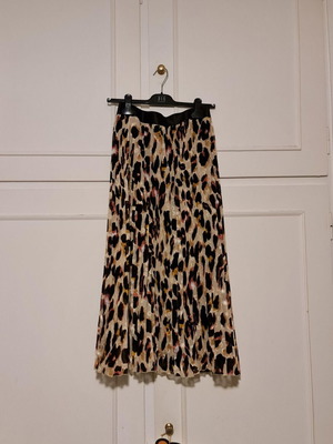 Esqualo Pleated Leopard Skirt like new