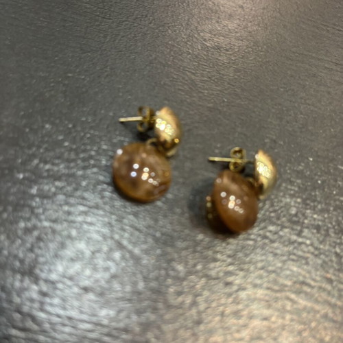 Earrings with golden metal sphere and brown amber effect stone like new