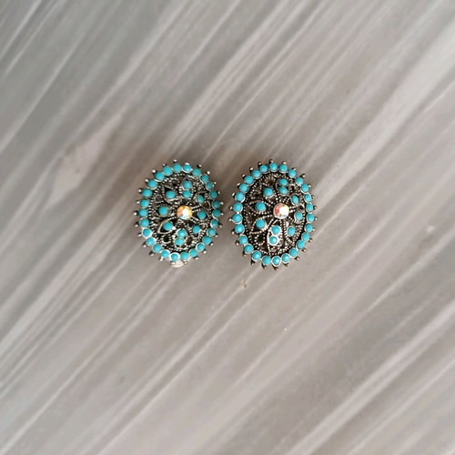 Vintage earrings with turquoise stones like new