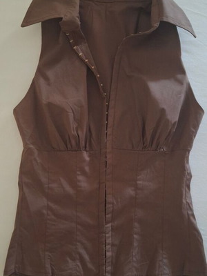 Sleeveless shirt like new with open shoulders and full-length buttons