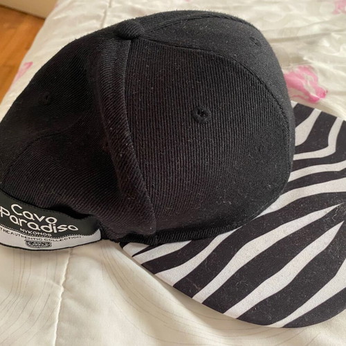 Black and white hat like new unisex