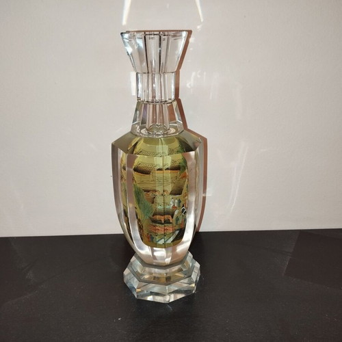 Glass vase with Chinese motifs like new