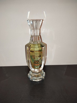 Glass vase with Chinese motifs like new