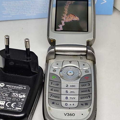 Motorola V360 Retro Flip Phone like new with Greek menu and accessories