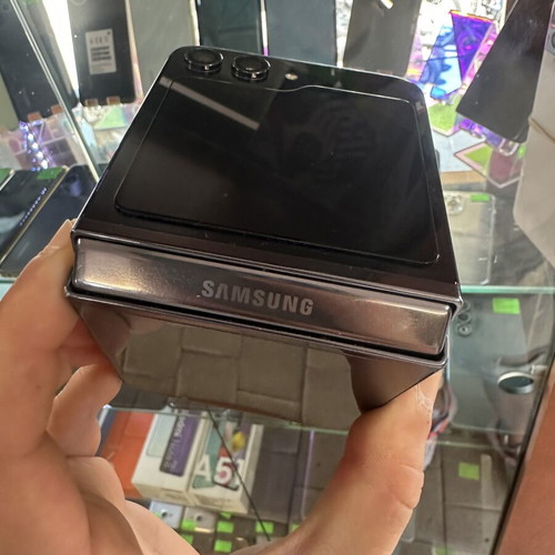Samsung Galaxy Z Flip5 512 GB like new smartphone