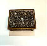  Παλιό μπρούτζινο κουτί - μπιζουτιέρα με πλούσια σκαλίσματα και τα αρχικά του καλλιτέχνη.