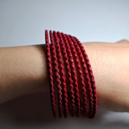 Set of red bracelets like new with wavy design, 8 pieces
