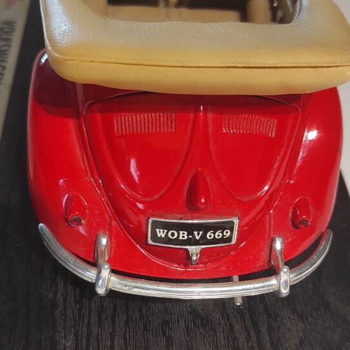 Volkswagen Cabriolet Maisto 1:18 collectible model like new, red