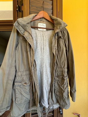 Women's seasonal parka with detachable hood like new, khaki color, size large