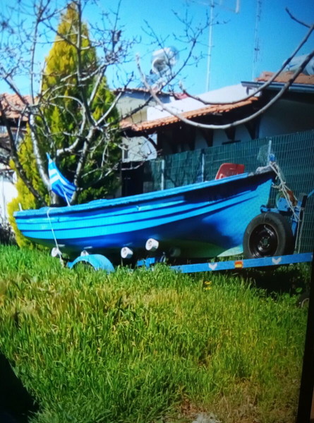 Βαρκα 4,2μετρα με μηχανή 4,8hp με τρέϊλερ.