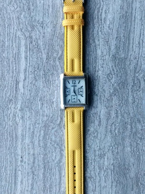 Lorus ρολόι σαν καινούργιο με κίτρινο δερμάτινο λουράκι