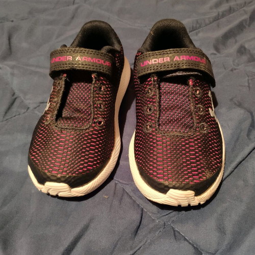 Under Armour kids athletic shoes new size 28 black-purple