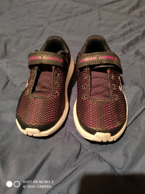 Under Armour kids athletic shoes new size 28 black-purple