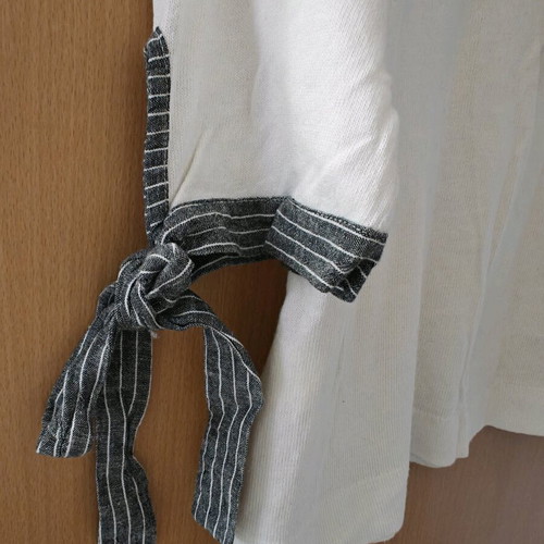 Regalinas blouse white like new with bow details on sleeves