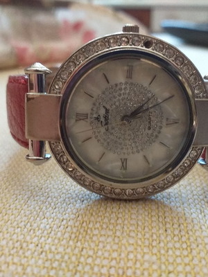 Women's watch used with white strap, strass, and safety clasp