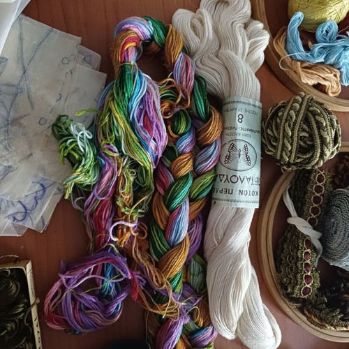 Large Embroidery and Craft Set with 100+ Moulinés, Lace Patterns, and Hoops
