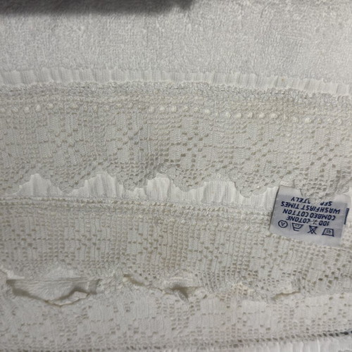 Body towels set of 2 with ancient Greek design and lace, like new