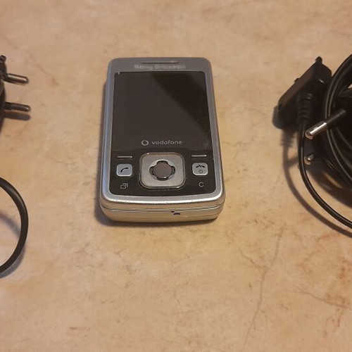 Sony Ericsson cell phone used with 2 chargers silver