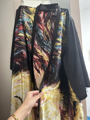 Satin kimono like new, versatile fit small to x-l