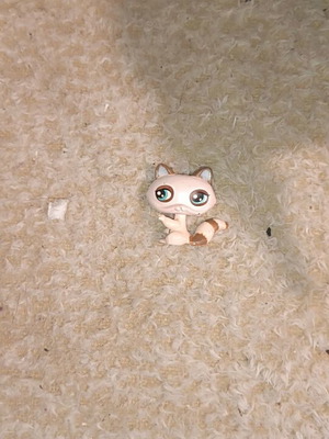 Littlest Pet Shop raccoon with green eyes like new, not authentic