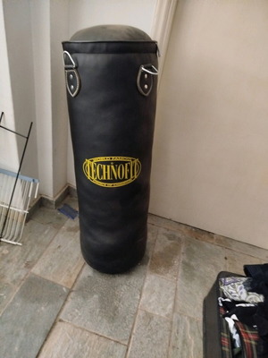 Boxing bag like new with chains missing screws