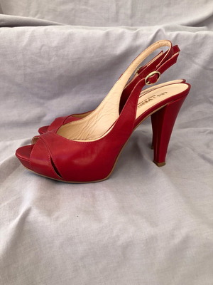 Les Venues red leather tip toe sandals size 36.5 like new
