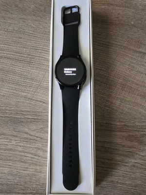 Samsung Galaxy Watch 4 στο Κουτί του
