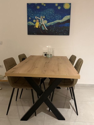 Dining table with 4 chairs like new, wood surface and metal base
