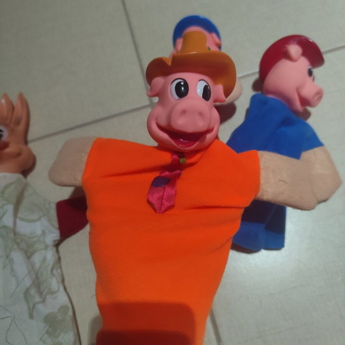 Puppet dolls used, The Wolf and the Three Little Pigs