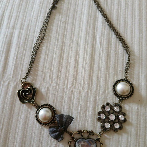 Necklace used, very romantic