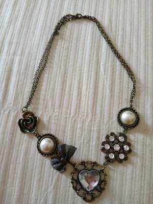 Necklace used, very romantic