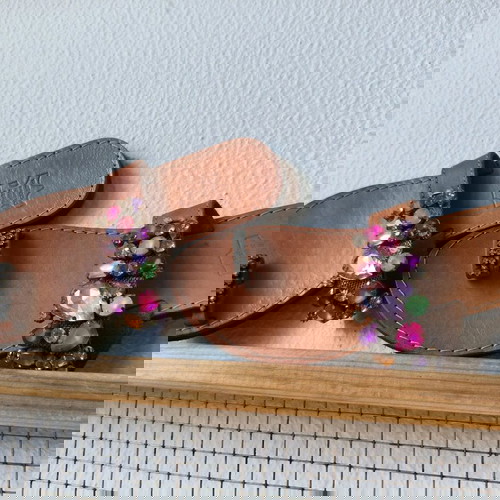 Кожени сандали нови, размер 38, украсени