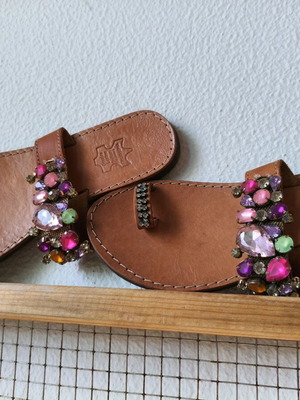 Кожени сандали нови, размер 38, украсени