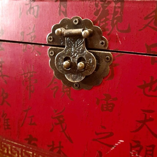 Retro Chinese red-bordeaux storage chest like new with feet