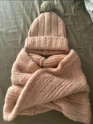 Oysho beanie and loop scarf set like new, beige pink