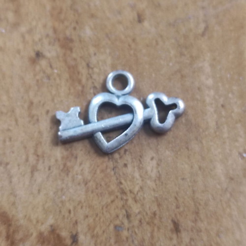 Metal heart pendant with key like new