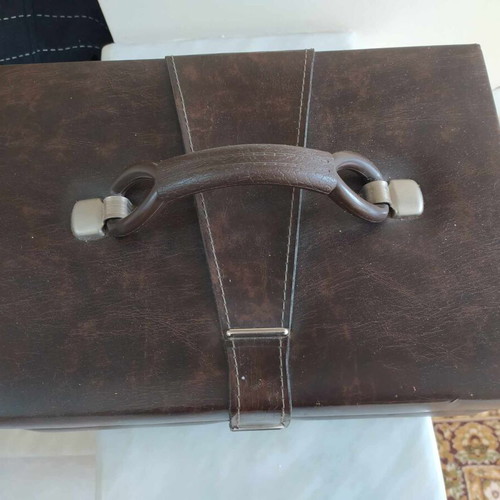 8 Track Cassette Case like new, leather, capacity 24 cassettes