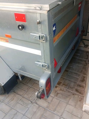 Τρέιλερ αμαξιού ειδικής κατασκευής με μπουκάλες σε άριστη κατάσταση