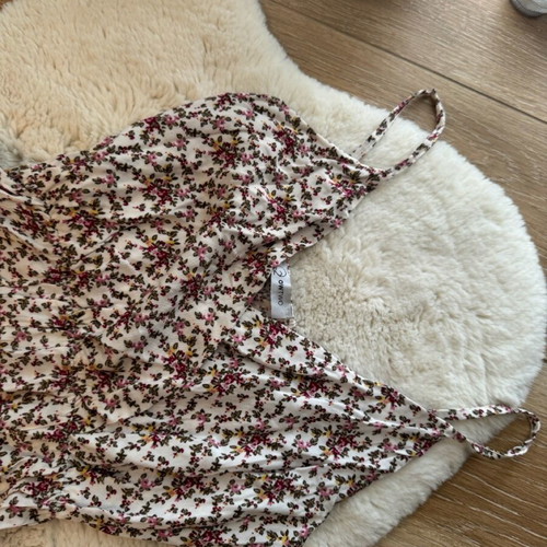 Floral dress used with V-neck and elastic waist, one size