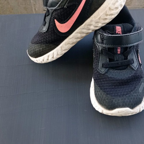Παιδικά αθλητικά παπούτσια Nike μεταχειρισμένα, μέγεθος 23.5, μαύρα