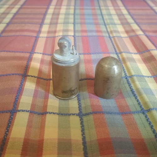 Metal screw lighter used, ball-shaped