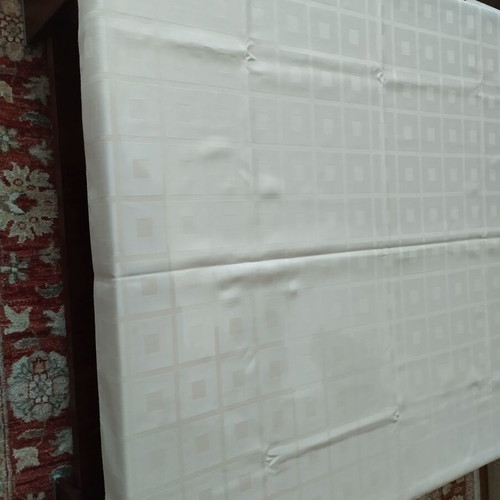 Tablecloth like new with dimensions 1.40x1.35